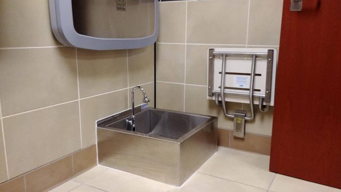 20050354_10213634701010293_452668962_o-1500x844 Muslim foot washing sink